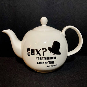 La théière Bone China avec l'emblématique Boy George, citation de ' 'Sex? I'd Rather Have A Cup Of Tea'