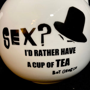 La théière Bone China avec l'emblématique Boy George, citation de ' 'Sex? I'd Rather Have A Cup Of Tea'
